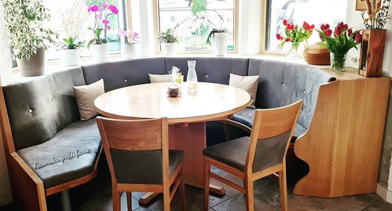 Essecke mit Sitzbank mit anthrazitem Bezug vom Raumdesign Stefanie