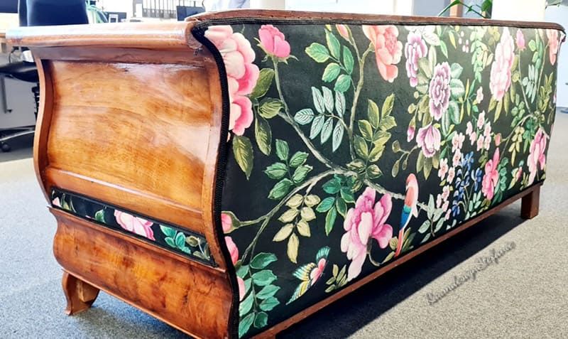Hölzene antike Sitzbank mit neuer Polsterung im schwarz-bunten Blumenmuster von Raumdesign Stefanie 02