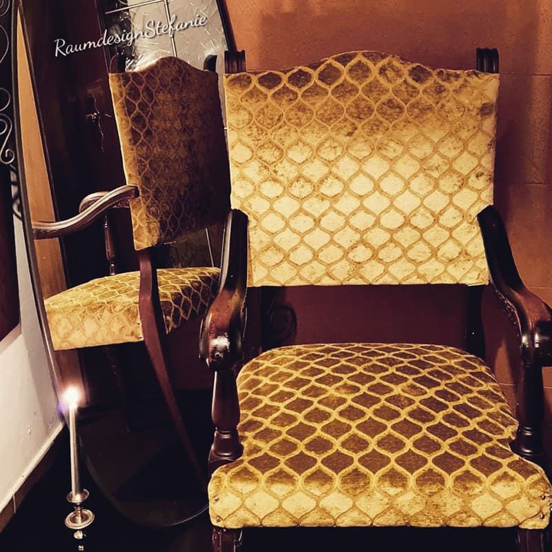 Holzsessel mit gold-gemustertem Bezug von Raumdesign Stefanie