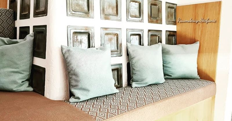 Kaminofen mit Sitzbank mit neuem Bezug und Polsterung von Raumdesign Stefanie 02