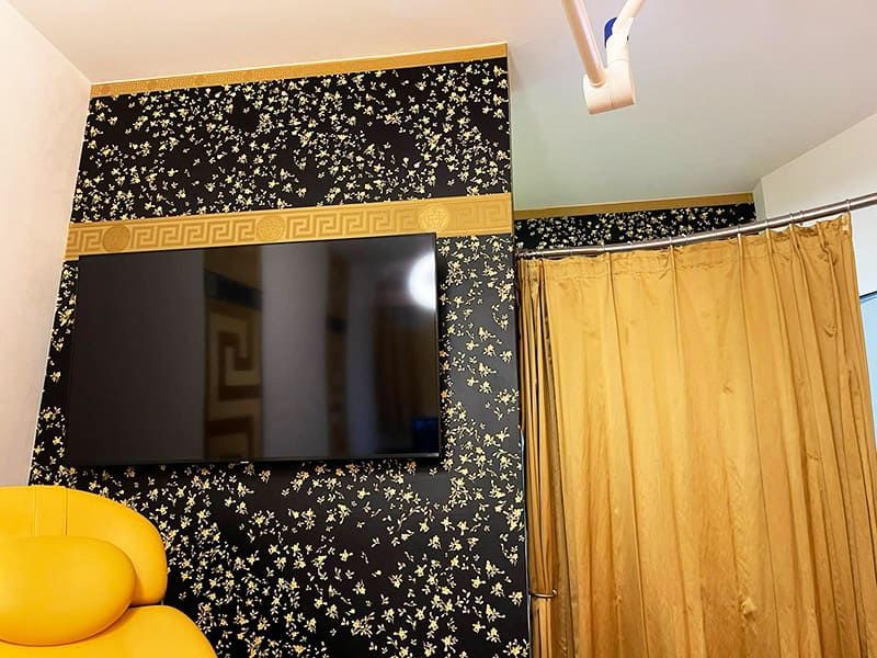 Raumausstattung eines Behandlungszimmer eines Frauenarztes von Raumdesign Stefanie Tirol