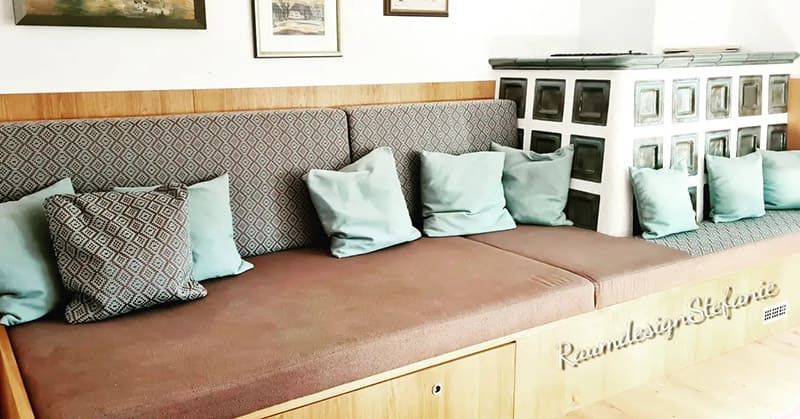 Kaminofen mit Sitzbank mit neuem Bezug und Polsterung von Raumdesign Stefanie 02