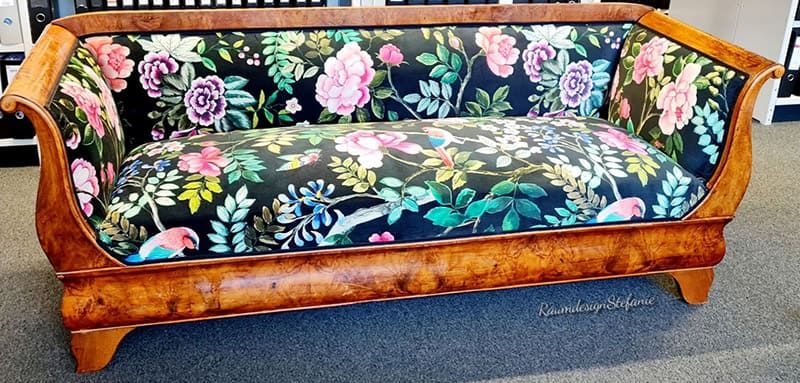 Hölzene antike Sitzbank mit neuer Polsterung im schwarz-bunten Blumenmuster von Raumdesign Stefanie 02