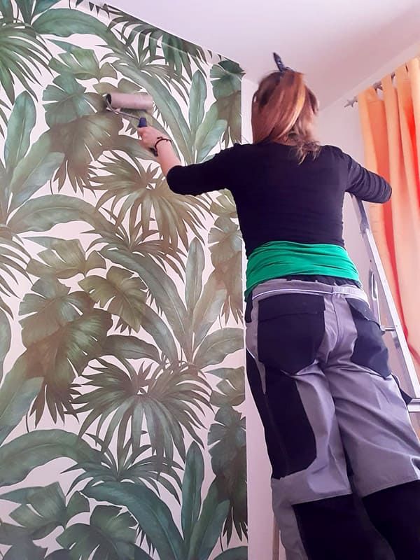 Tapeziererin Stefanie Schilcher-Merice bei der Arbeit
