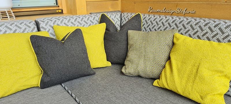Hellgrauer Polsterung und Kissen in Gelb und Anthrazit von Raumdesign Stefanie 02